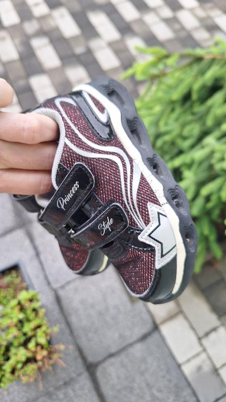 Tenisky blikajúce, 25