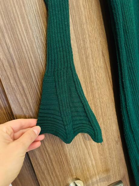 Krásne vrúbkované teplé šaty značky trendyol, s