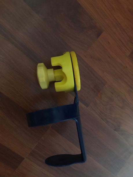 Univerzalny drziak na flasku na kocik, 