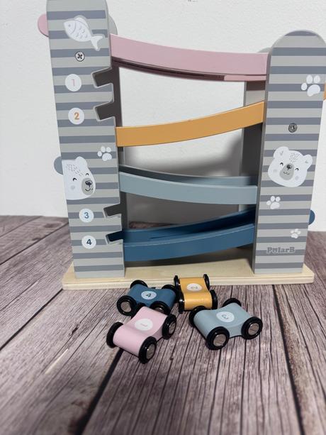 Krásna drevená autodráha vhodná aj ako darček, 