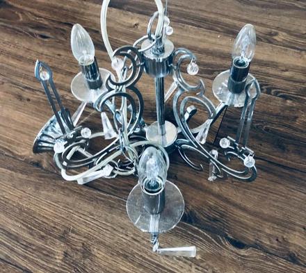 Moderný chrómový luster s akrylovými kryštálmi, 