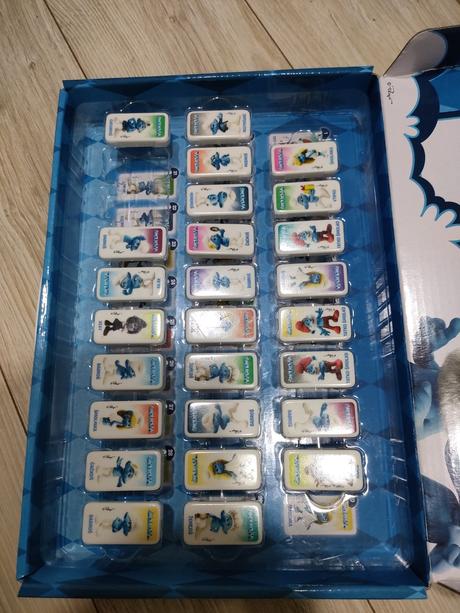 Dominove kocky smolkovia v kufriku, 