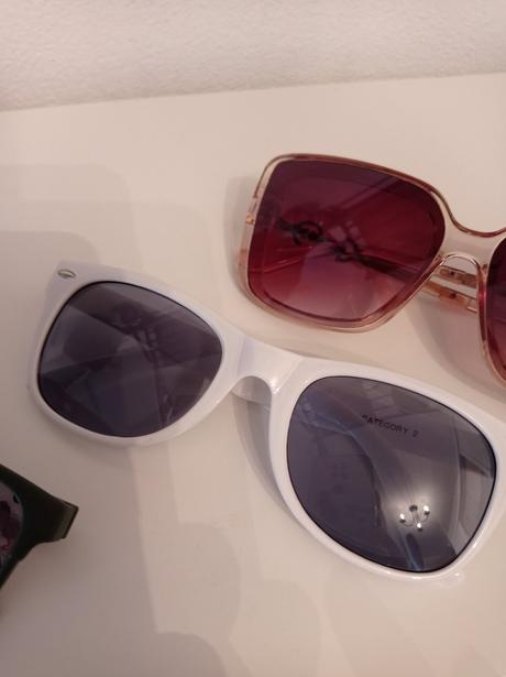 Biele detske slnečné okuliare uni top stav, 