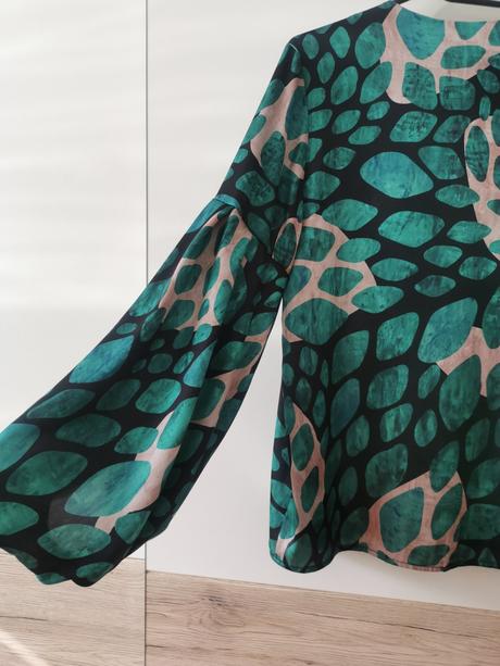 Krásna zaujímava zelená blúzka, s