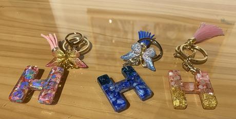 Ručne vyrobené živicové kľúčenky, 