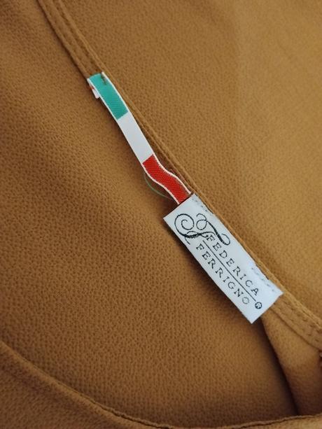 Federica ferrigno elegantný camel top s volánikmi, s