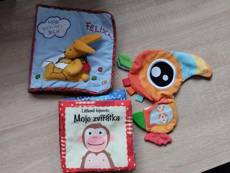 2x látkova knižka + hračka, 