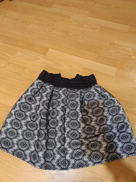 Spoločenská puzdrová sukňa s vyšívaným vzorom, m