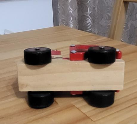 2x drevené auto - hasiči, policajti, 