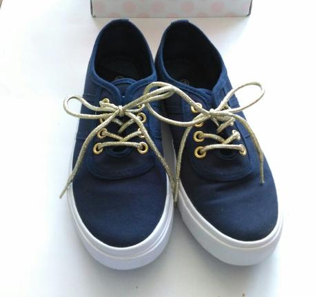 Tmavomodré plátenky so zlatými šnurkami, 35