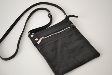 Čierna kabelka cez plece,