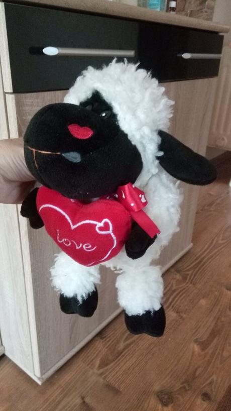 Čierno - biela ovečka so srdiečkom, 