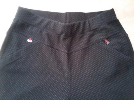 Krásne čierne nohavice s jemnými bodkami, m