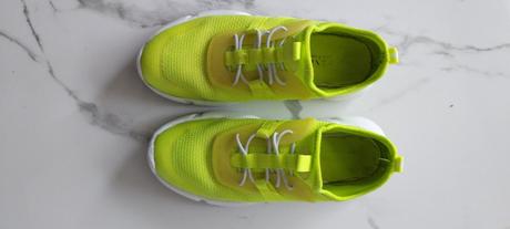 Neónové tenisky, 32