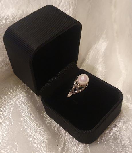 Prsteň s perličkou,