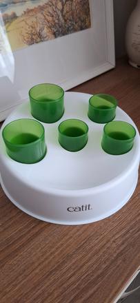 Hračka pre mačky - vyberanie pochúťok z pohárikov, 