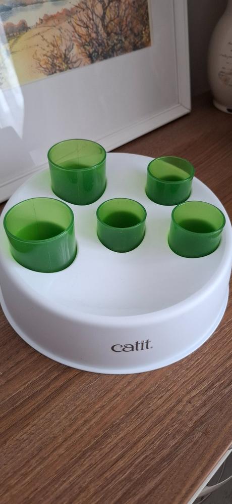 Hračka pre mačky - vyberanie pochúťok z pohárikov, 