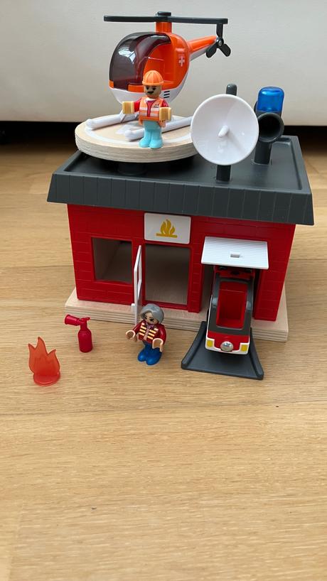 Drevená dráha s požiarnou a policajnou stanicou, 