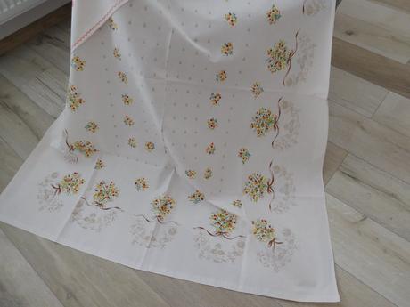 Biely bavlnený obrus  zvazok kvetov,, 