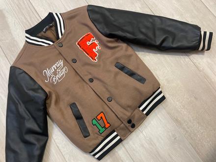 Baseballová bunda, 140