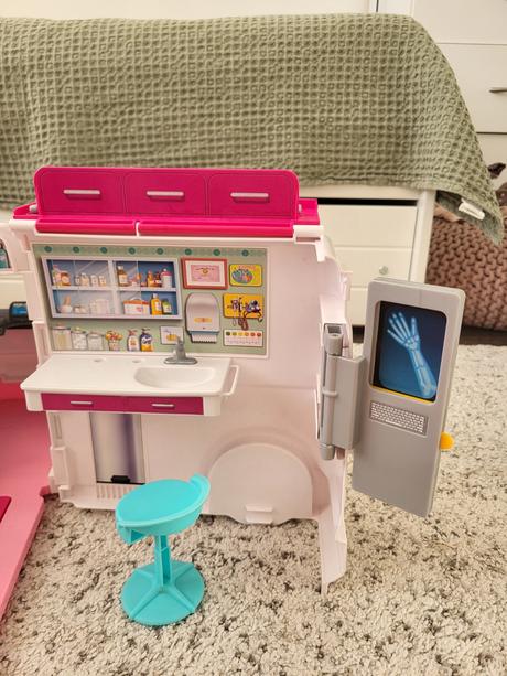 Barbie sanitka, 