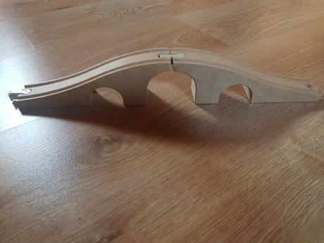 Dreveny most ku kolajniciam,