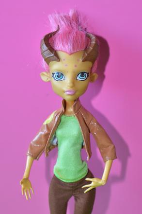 Monster high bábika gilda, 