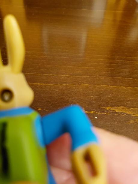 Zajacik - po stlaceni hybe rukou- vyska, 