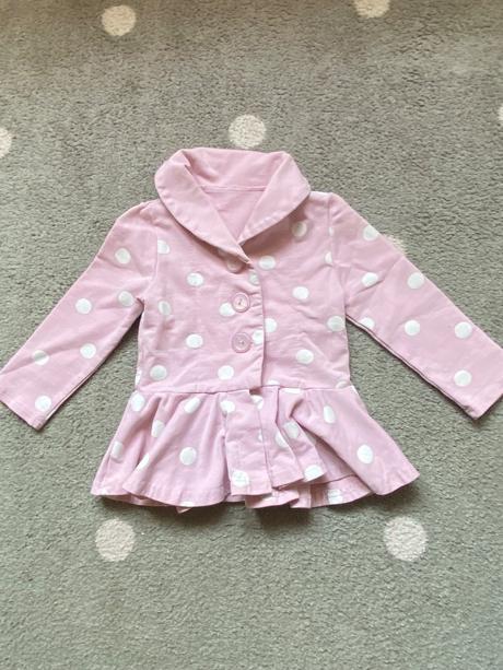 Bodkované sako a menšestrové šaty, 86