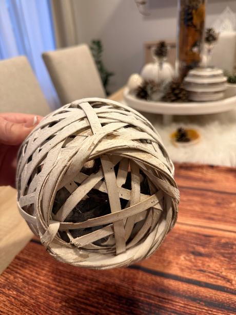 Biely kvetináč ratanového vzhľadu,