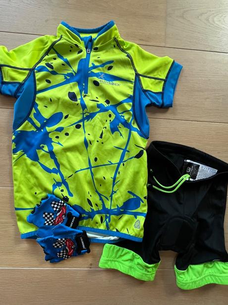 Cyklistické tričko a kraťasy, 128