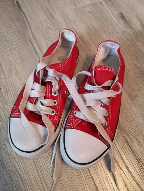 Platené tenisky, 32