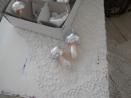 Vianočné fúkané ružovkasté hríbiky na stromček., 