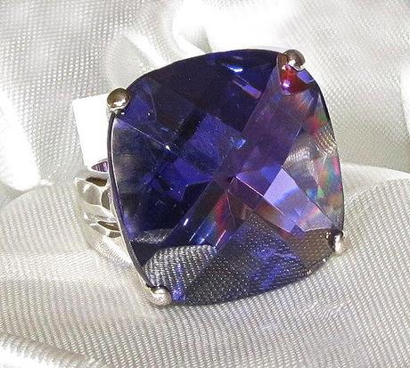 Prsteň s fialovým kameňom,
