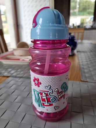 Flasa s menom miska so slamkou, 