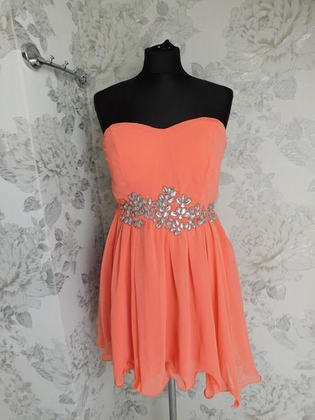 Velmi pekne šaty na slavnost, 38