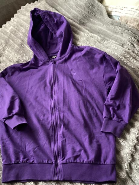 Fialová mikina, 146