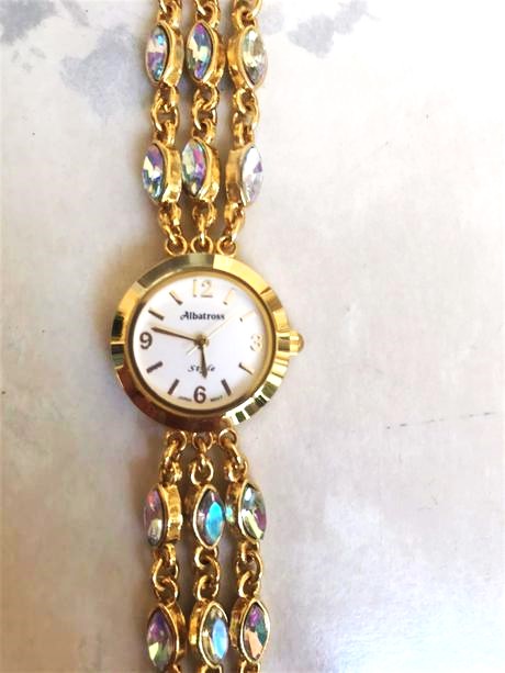 Zaujímavé hodinky s opálovými očkami, 