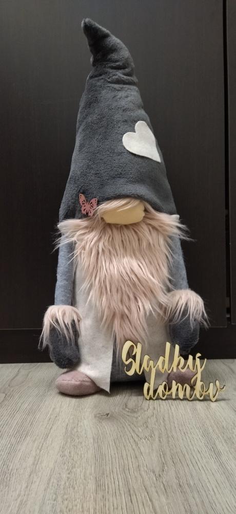 Trpaslík v sivo ružovej,