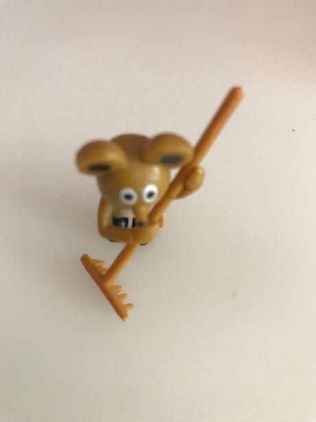 Myska, výška cca 3,5 cm,