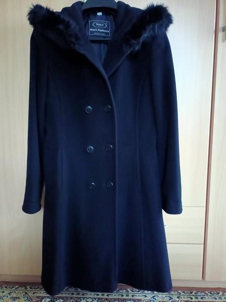 Čierny kabát s kapucňou a kožušinkou, 38