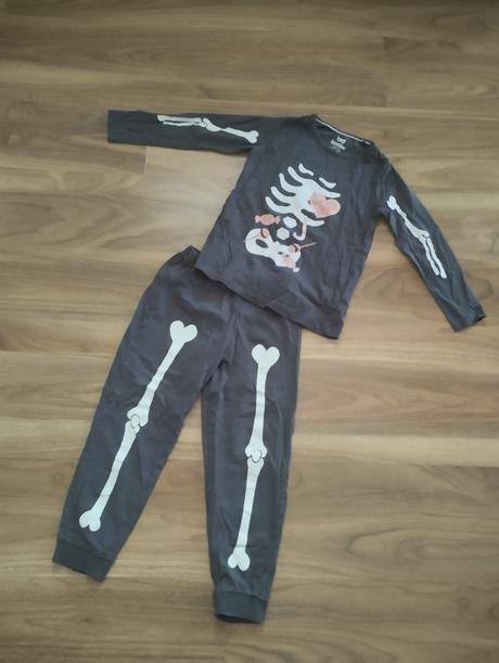 Pyžamo s kostrou, lupilu,110