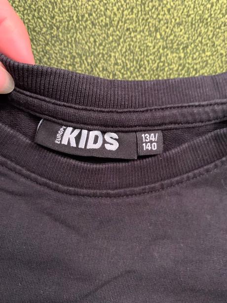 Šaty s nápisom, 134