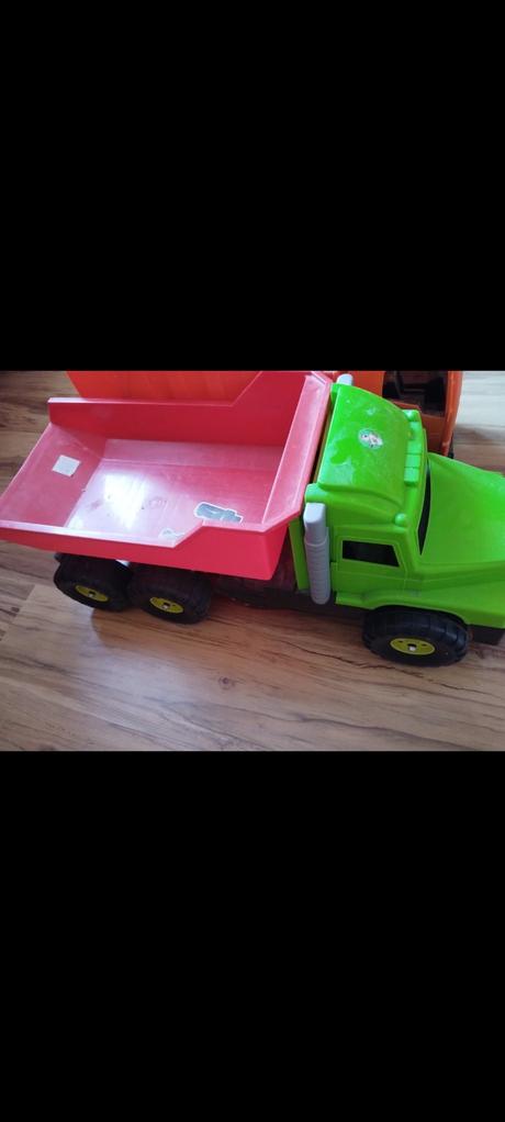 Veľká vyklápacie auto a smetiarske auto, 