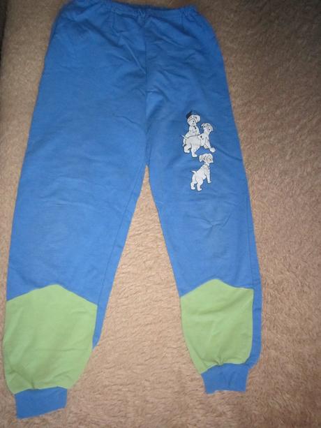 1726. 2 mikiny a tepláky, 146