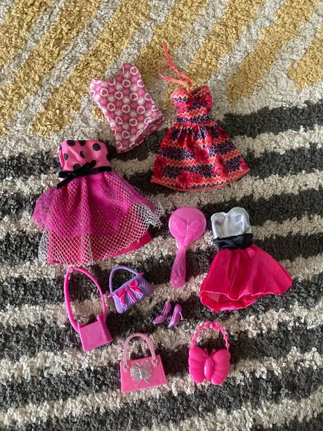 Šaty a doplnky pre barbie, 