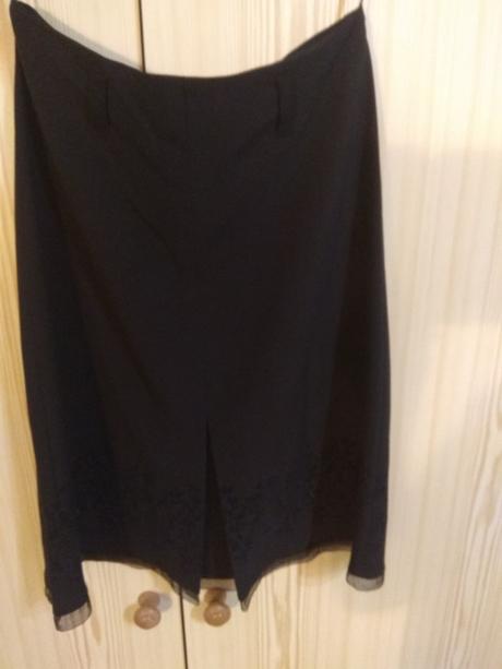 Sukňa s výšivkou, 38