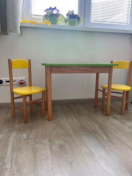 Stol so stoličkami, 