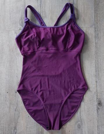 Bordovo fialové plavky, 42