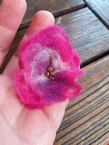 Plstený kvet brošňa alebo spona do vlasov,